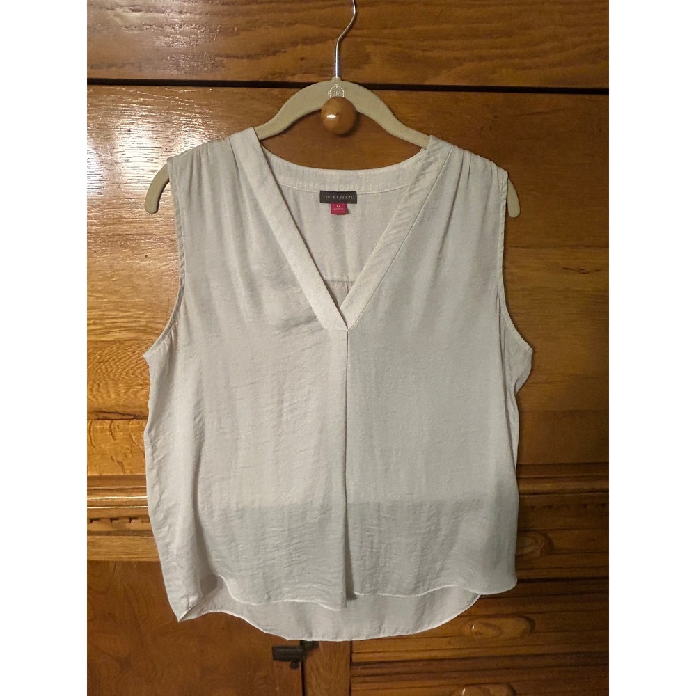 Vince Camuto Boho Chic Elevated Casual White VNeck Sleeveless Pleated Blouse Top